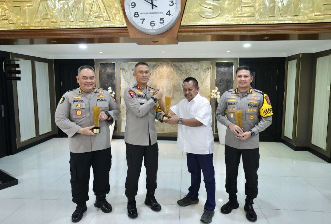Dalam rangka memperingati HPN 2024, PWI Provinsi Jawa Timur, berikan Penghargaan Prapanca Award Kepada Kapolda Jawa Timur. (Foto: Dok PWI Jatim)