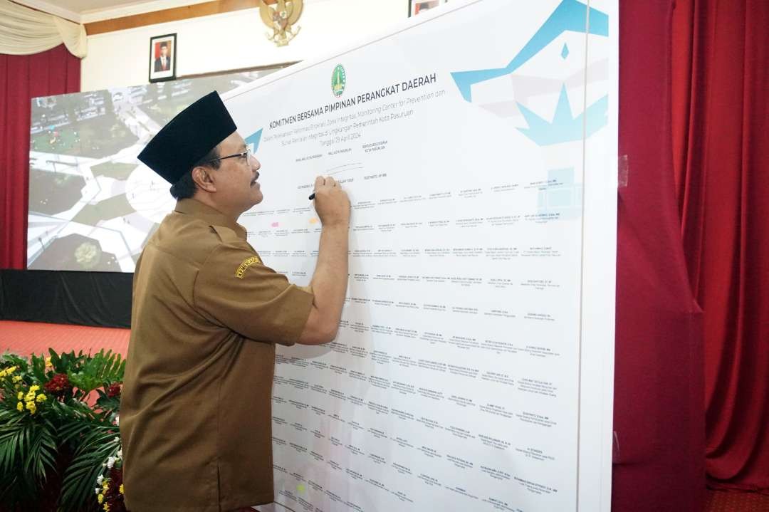 Penandatanganan Pakta Integritas oleh Walikota Pasuruan, Saifullah Yusuf. (Foto: Pemkot Pasuruan)
