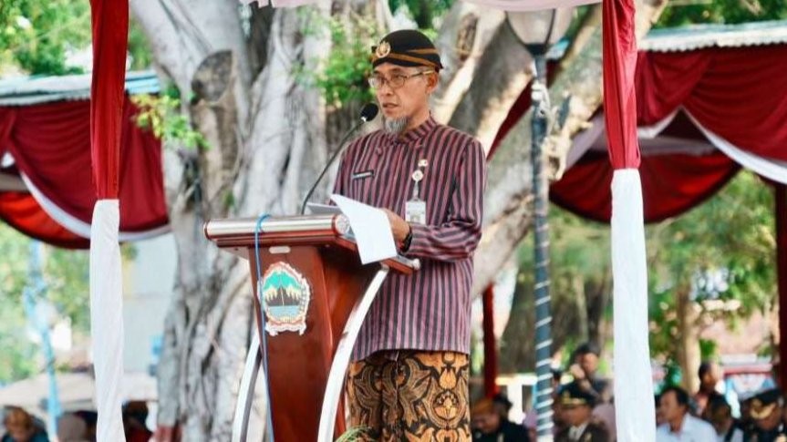 Sekdaprov Jateng Sumarno saat memimpin upacara Hardiknas di Pemalang Jawa Tengah. (Foto: Pemprov Jawa Tengah)