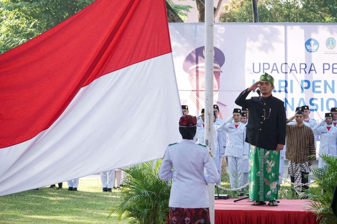 Wakil Walikota Pasuruan, Adi Wibowo, (Mas Adi) saat memimpin upacara Hari Pendidikan Nasional (Hardiknas) tahun 2024. (Foto: Pemkot Pasuruan)