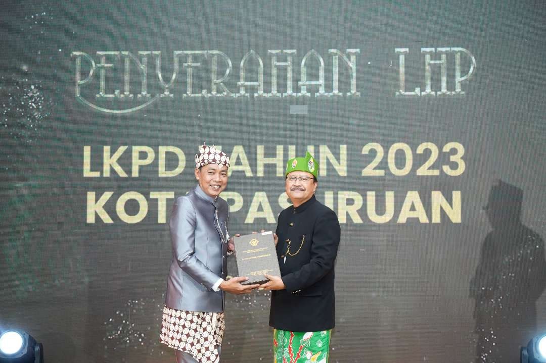Walikota Pasuruan Saifullah Yusuf (Gus Ipul) saat menerima penghargaan karena berhasil mempertahankan predikat Opini Wajar Tanpa Pengecualian (WTP) dari Badan Pemeriksa Keuangan (BPK) Republik Indonesia untuk tahun keempat berturut-turut. (Foto: Pemkot Pasuruan)