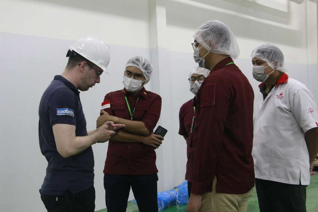 Petugas Imigrasi Malang melakukan inspeksi mendadak di sebuah perusahaan yang mempekerjakan tenaga kerja asing. (Foto: Humas Kemenkumham Jatim)