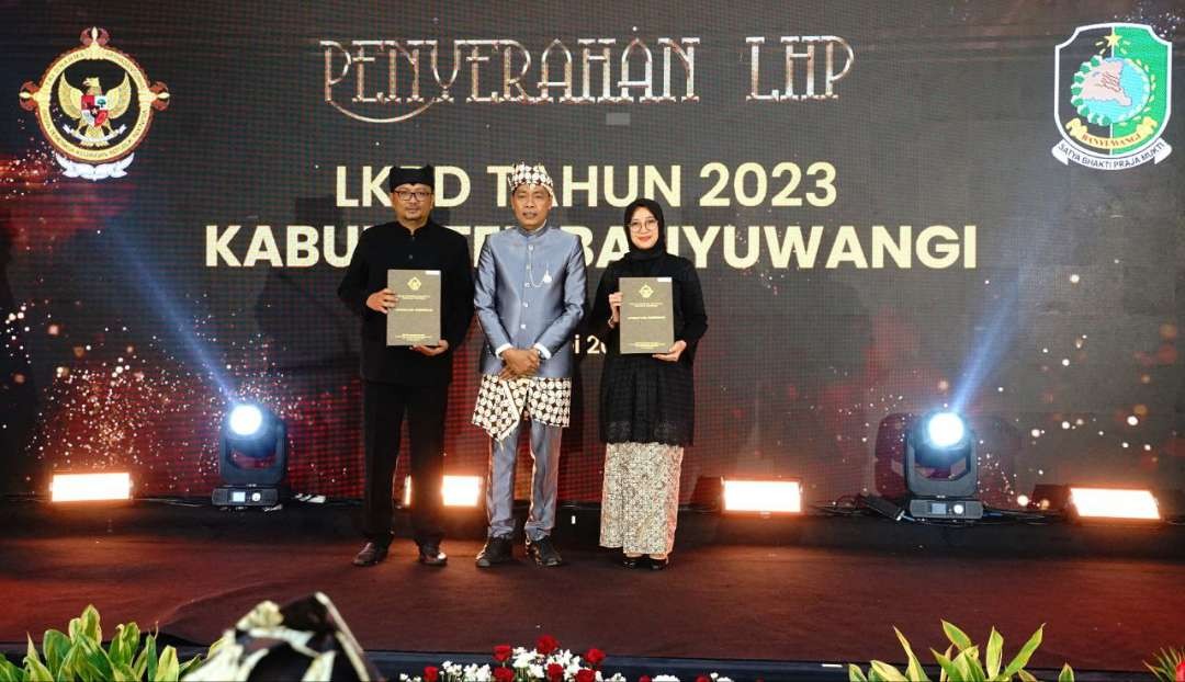 Bupati Banyuwangi Ipuk Fiestiandani dan Ketua DPRD Banyuwangi menerima LHP tahun 2023 dengan predikat WTP (foto: Humas Pemkab Banyuwangi)