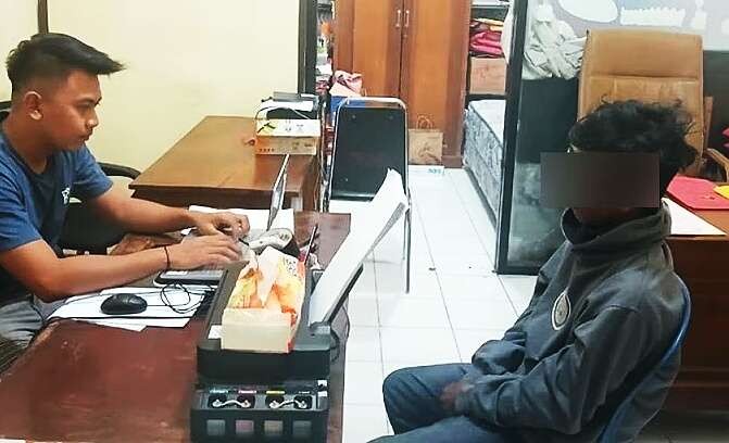 Pemuda pelaku begal payudara di Situbondo diperiksa penyidik Unit PPA Satreskrim Polres Situbondo.(Foto: Polres Situbondo)