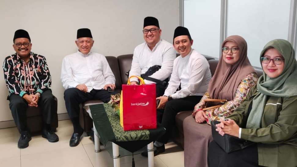 Prof M Mas'ud Said bersama Ketua PWNU Jawa Timur KH Abdul Hakim Mahfudz dan sejumlah tokoh ISNU Jatim. (Foto:adi/ngopibareng.id)