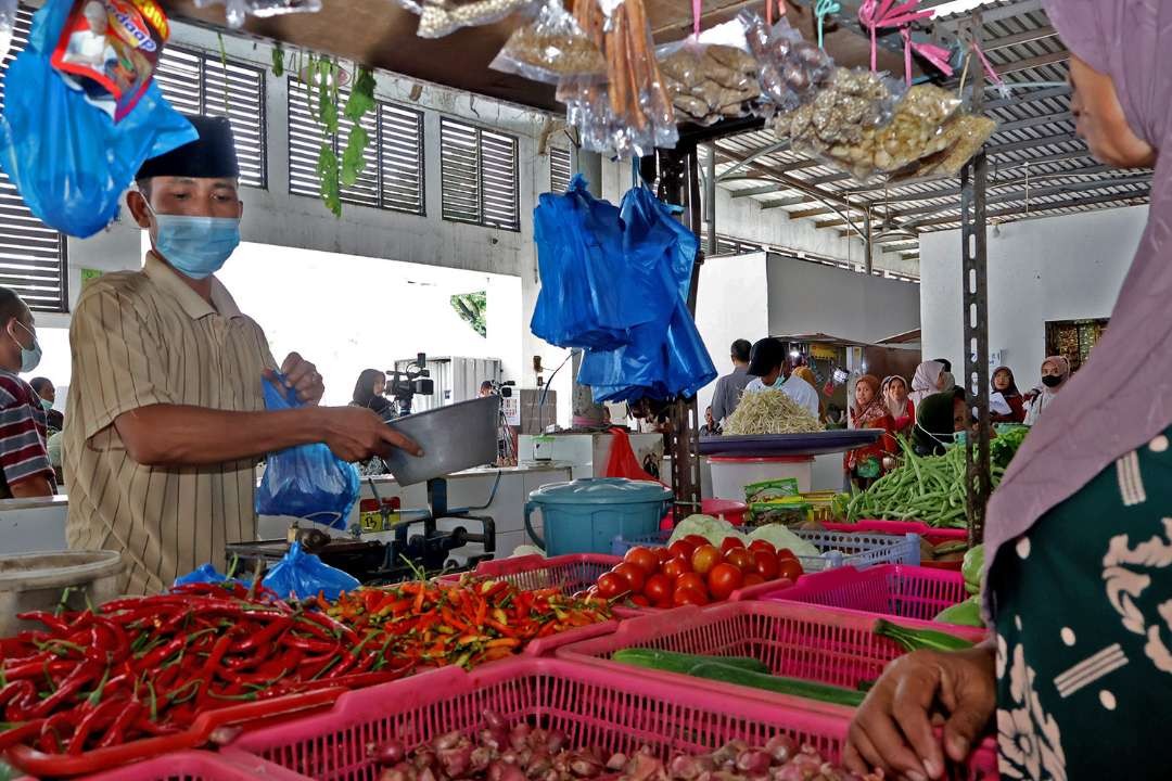 Pedagang di Pasar Nambangan, Kenjeran, Surabaya. Pasar ini diproyeksikan menjadi pasar pangan berkualitas oleh Pemkot Surabaya. (Foto: Humas Pemkot Surabaya)