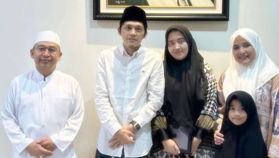 KH Abdul Ghofarrozin Ketua PWNU Jawa Tengah bersama Gus Indah Blitar dan keluarga. (Foto:dok/ngopibareng.id)
