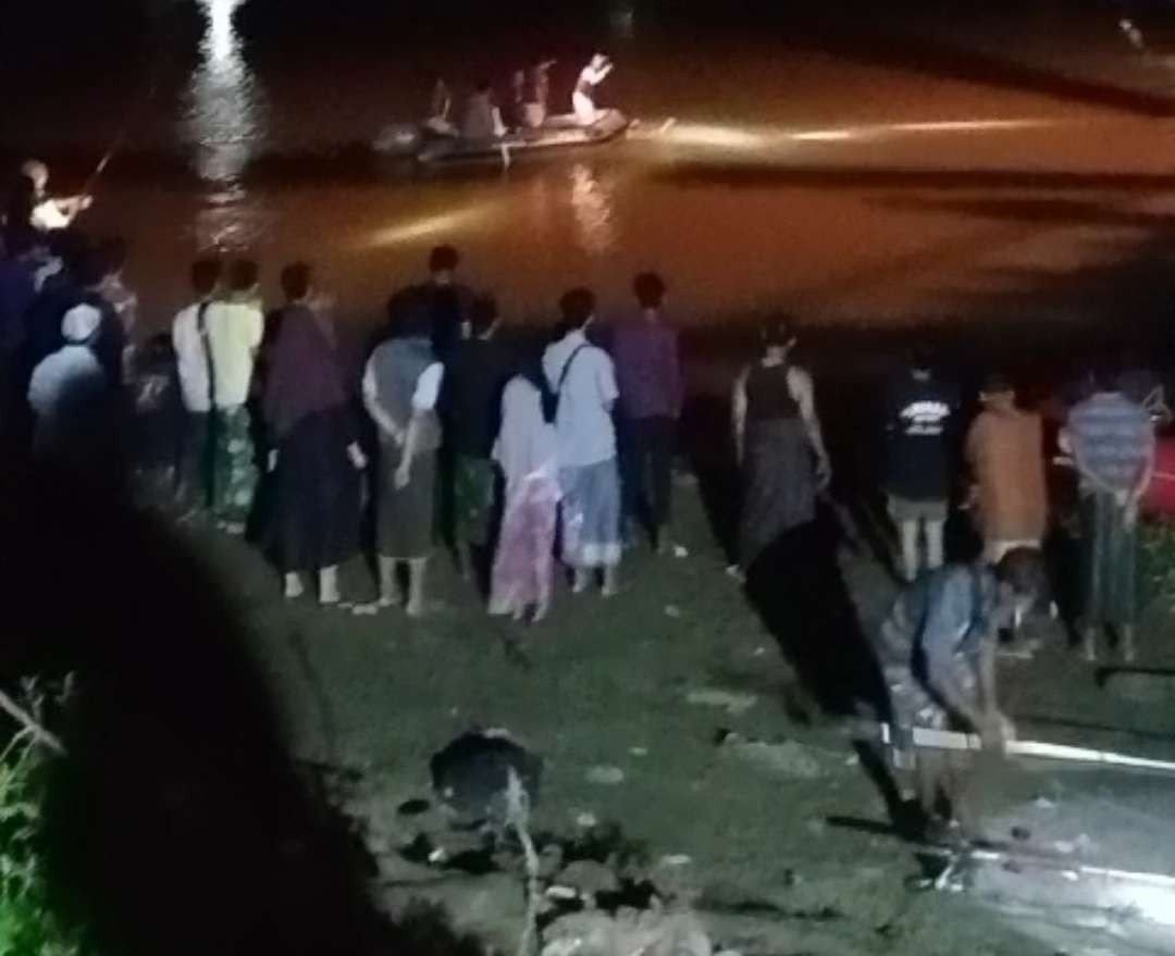 Evakuasi petugas dan warga sat mayat korban ditemukan (Foto: Istimewa)