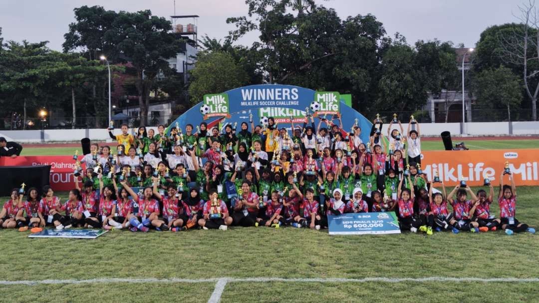 Para juara MilkLife Soccer Challenge 2024 Seri I Surabaya. (Foto: Fariz Yarbo/Ngopibareng.id)