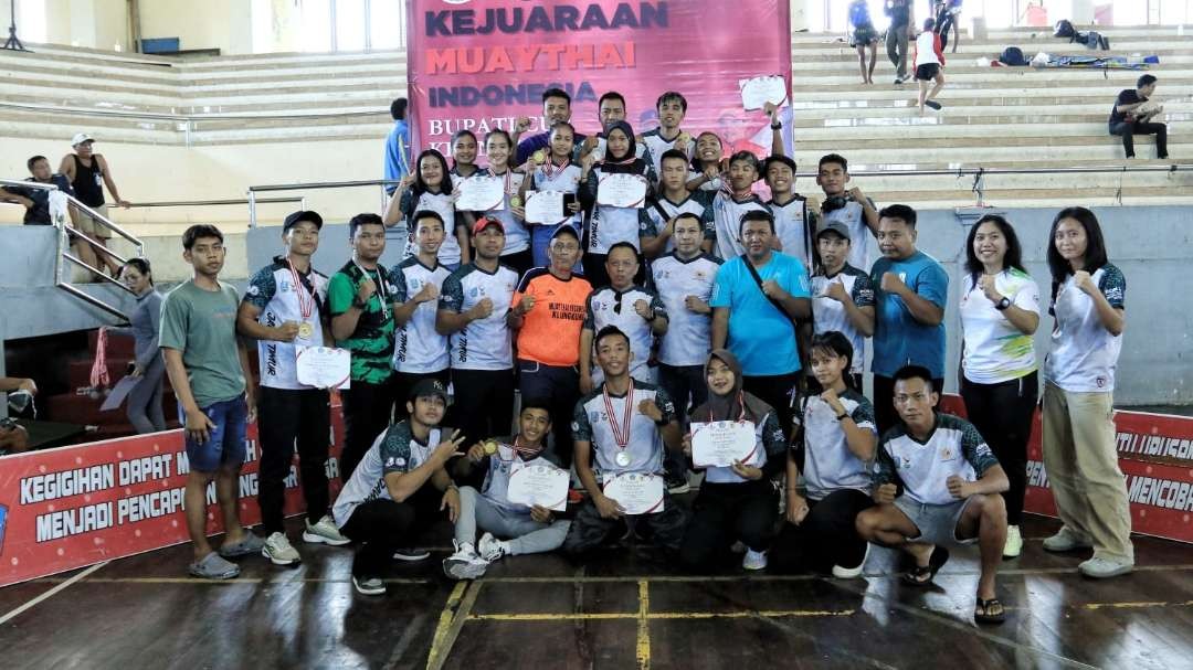 Pengurus dan atlet Muaythai Jatim, usai mengikuti Kejuaraan Muaythai Indonesia Bupati Klungkung Cup. (Foto: Istimewa)