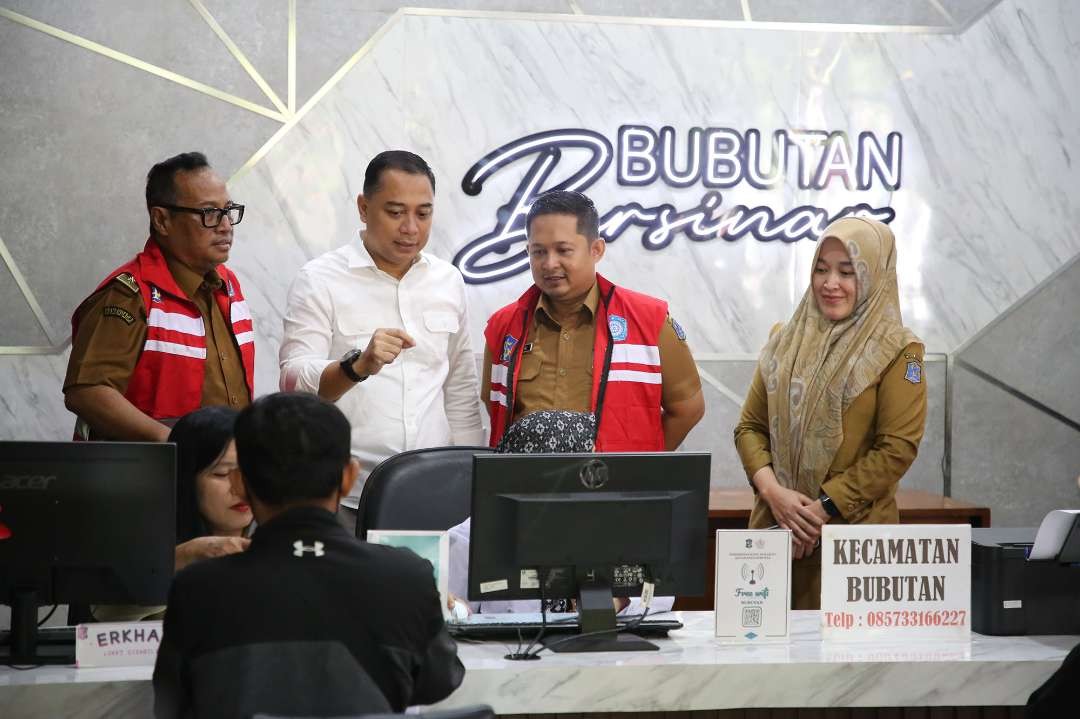 Walikota Surabaya Eri Cahyadi saat berkantor di kantor Kelurahan Bubutan, Senin 6 Mei 2024 pagi. (Foto: Humas Pemkot Surabaya)