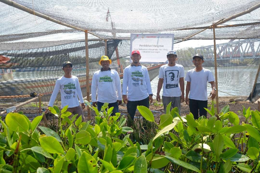 Fauzi bersama anggota Rukun Nelayan Sedayu Lawas berkomitmen untuk melestarikan  Kawasan Bakau Sedayu Lawas sebagai bagian dari upaya mewujudkan lingkungan pesisir yang lebih baik. (Foto: Dok. ExxonMobil Cepu Limited)