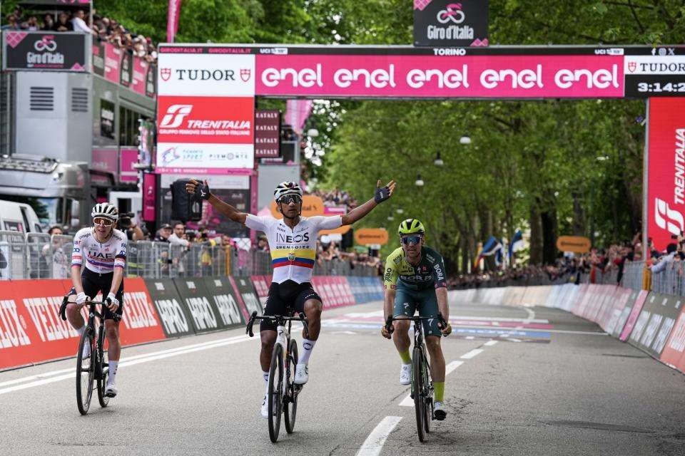 Jhonatan Narvaez (Ineos Grenadies) menjuarai etape pembuka Giro d'Italia 2024 dan Maximilian Schachmann (Bora-Hansgrohe) peringkat kedua dan Tadej Pogacar (UAE Team Emirates) di peringkat ketiga. (Foto: Istimewa)