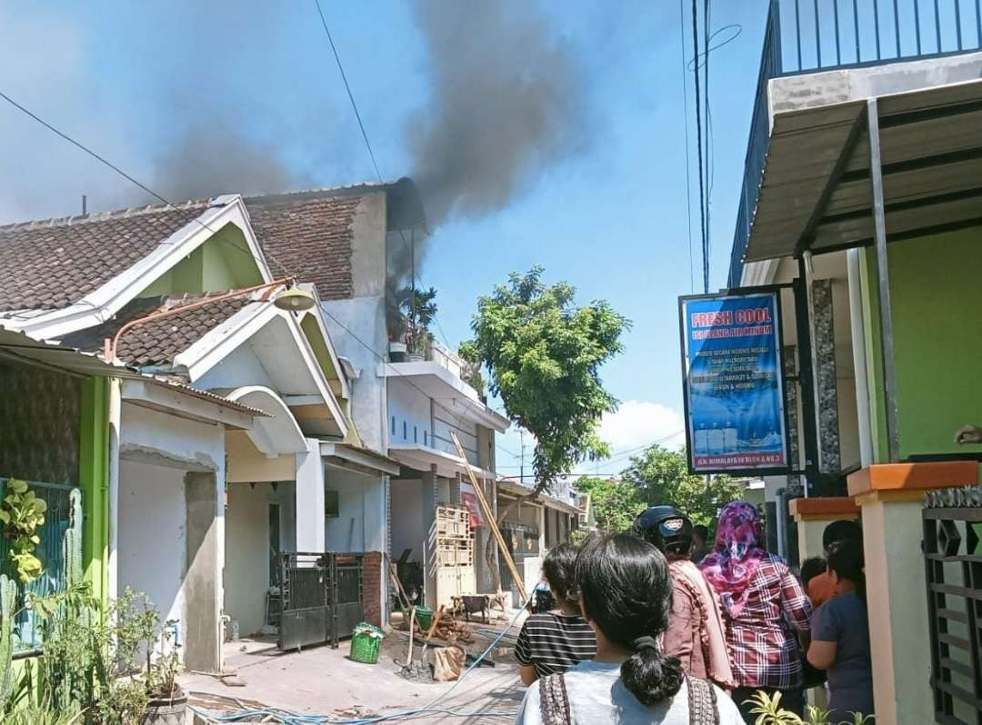 Sebuah rumah di Perumahan Bumiangga, Jalan Hilmaya Gang IV, Kelurahan Triwung Lor, Kecamatan Kademangan, Kota Probolinggo terbakar. (Foto: Ikhsan Mahmudi/Ngopibareng.id)