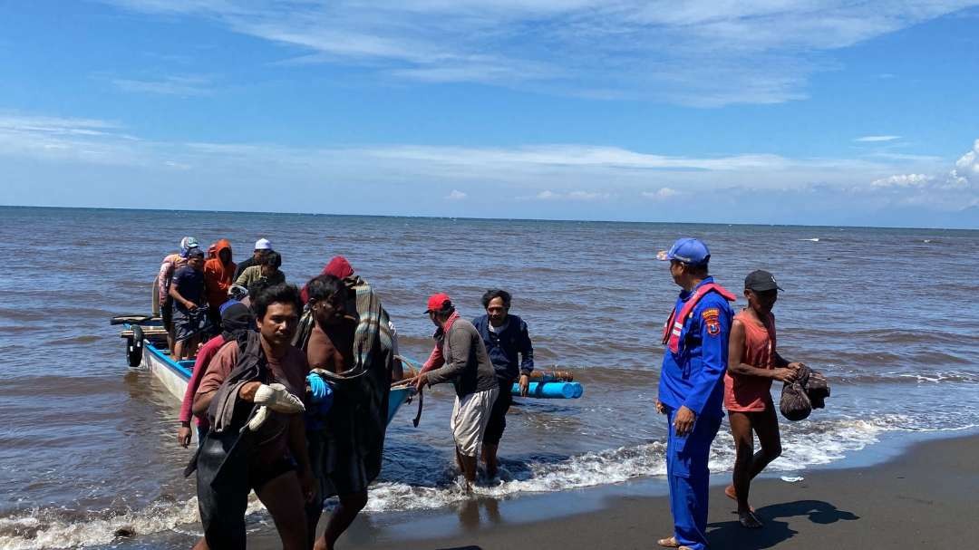 Proses evakuasi dua nelayan yang sempat hilang setelah perahunya terbalik diterjang ombak (foto: istimewa)