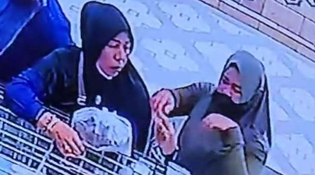 Dua perempuan yang diduga mencuri perhiasan di Toko Emas Bintang 52, Leces, Kabupaten Probolinggo. (Foto: tangkapan layar CCTV)