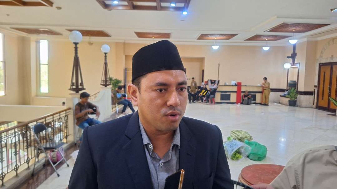 Juru Bicara Fraksi Gerindra DPRD Surabaya, Bahtiyar Rifa'i, saat menjelaskan pandangan fraksinya mengenai Raperda PDAM Surya Sembada. (Foto: Julianus Palermo/Ngopibareng.id)
