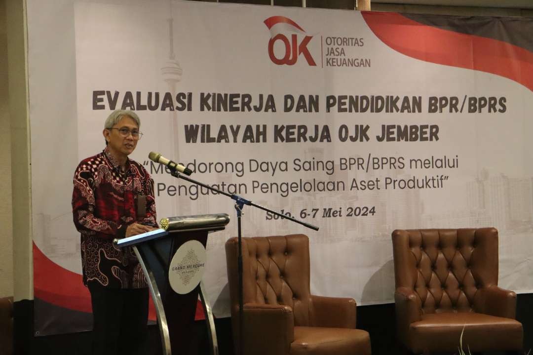 Kepala OJK Jember Hardi Rofiq Nasution menyampaikan sambutan dalam kegiatan evaluasi kinerja dan pendidikan BPR/BPRS wilayah kerja OJK Jember (Foto: Dok OJK Jember)