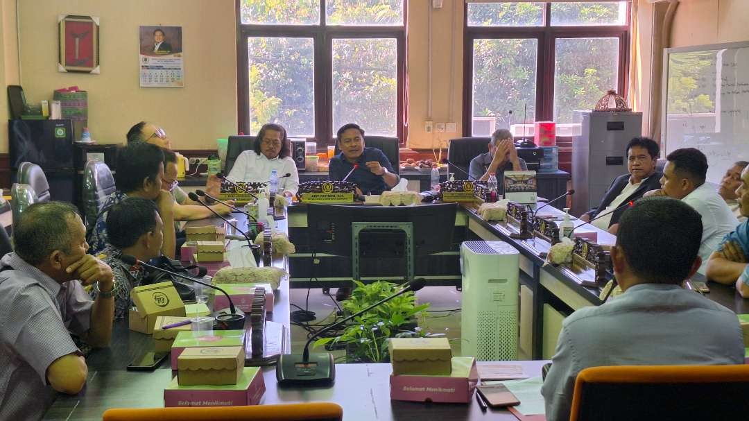 Rapat dengar pendapat Komisi A DPRD Kota Surabaya membahas persoalan warga Royal Paka Land, Rungkut yang belum menerima SHM. (Foto: Julianus Palermo/Ngopibareng.id)