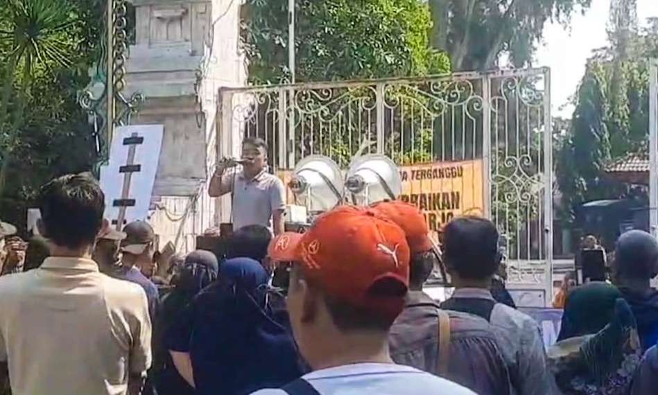 Aksi warga Sidoarjo memblokade akses masuk Pendopo Sidoarjo (foto :Aini/Ngopibareng.id)