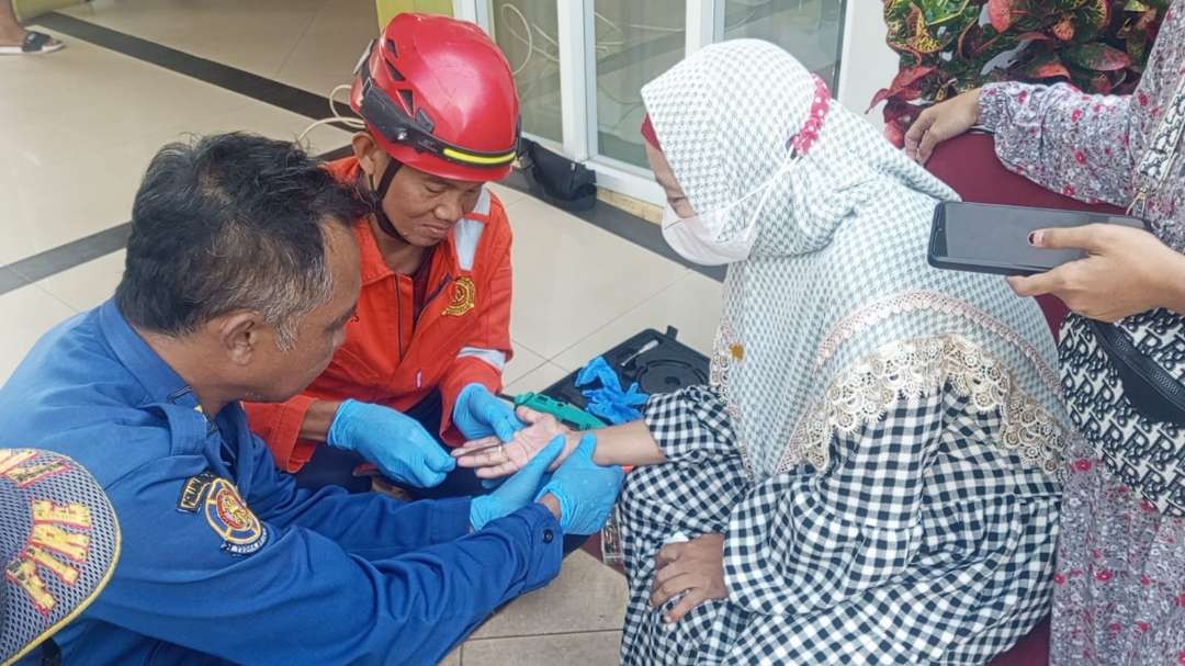 Petugas Damkar Tuban berupaya melepas cincin seorang pasien perempuan RSUD. dr. R Koesma (Foto: Dok. Damkar Tuban)