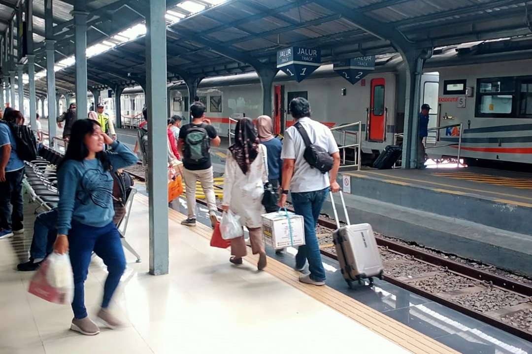 Para penumpang bergantian memasuki KA Pandalungan di Stasiun Jember (Foto: Dok KAI Daop 9 Jember)