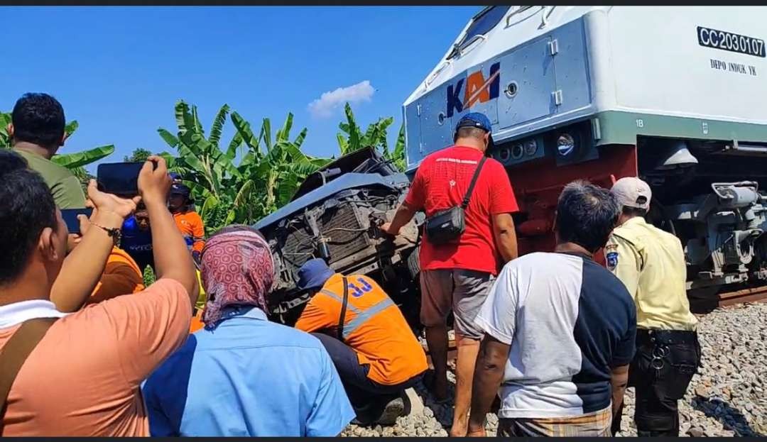 Kecelakaan mobil Toyota Kijang dengan KA Pandalungan di Kabupaten Pasuruan, Jawa Timur, Selasa 7 Mei 2024. (Foto: X Komunitas Sahabat Kereta)