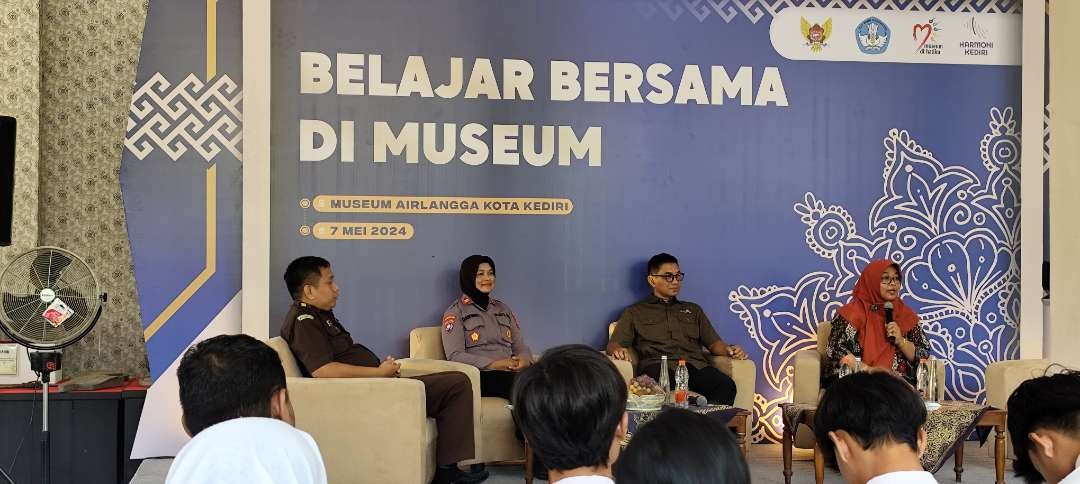 Kepala Disbudparpora Kota Kediri, Zachrie Ahmad beserta narasumber Belajar di Museum Airlangga Kediri, Jawa Timur. (Foto: Fendhy Lesmana/Ngopibareng.id)