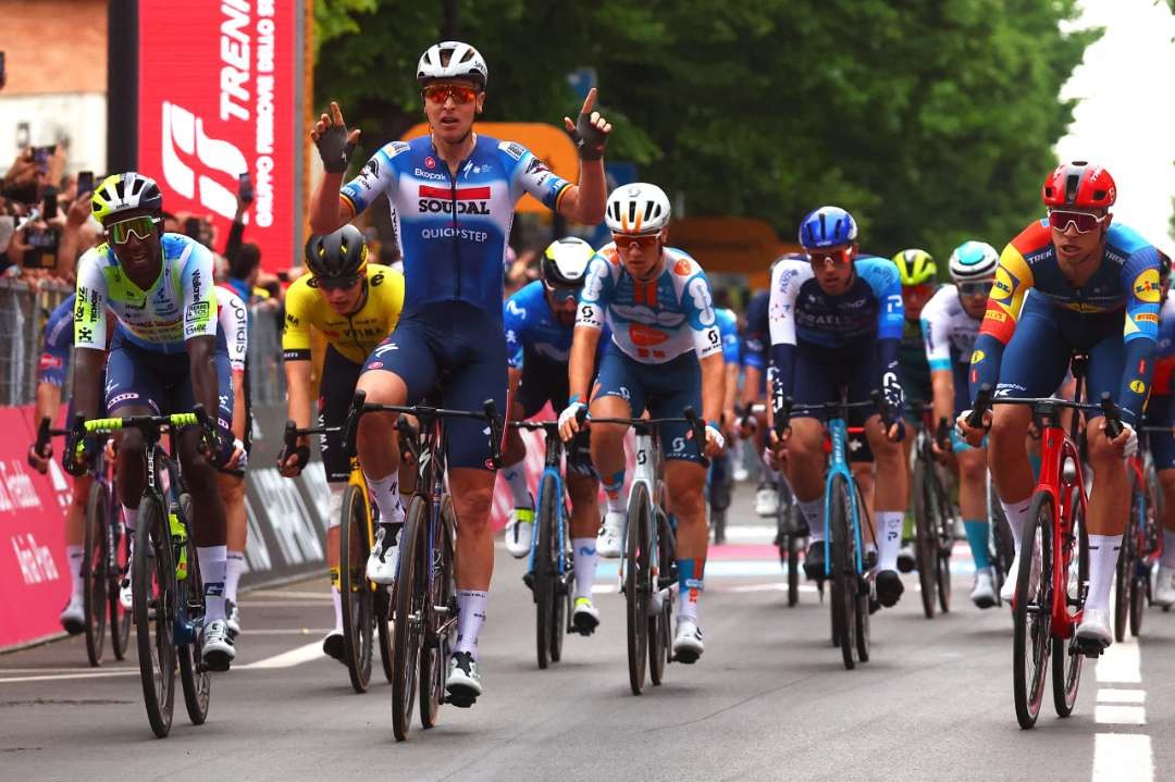 Tim Merlier (Soudal Quick-Step) berhasil menjadi juara 1 di Giro d'Italia etape 3. (Foto: Istimewa)
