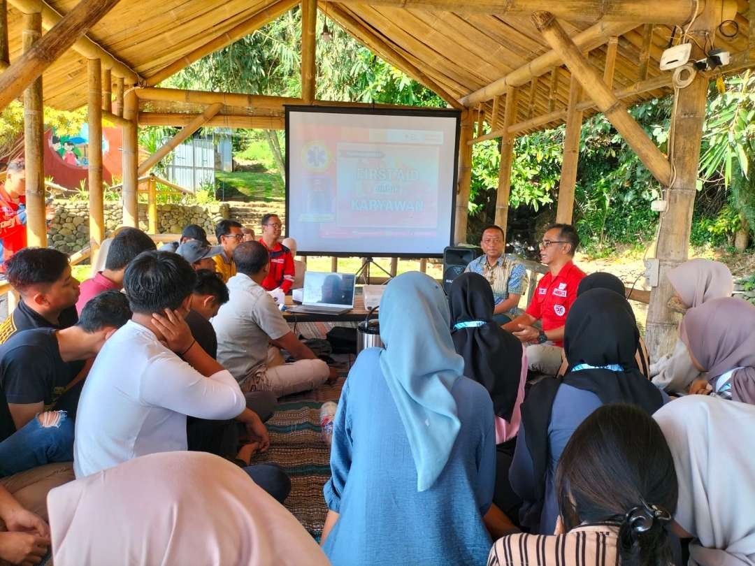 Ubaya berkolaborasi dengan PMI Kabupaten Mojokerto untuk membekali pengelola wisata di Mojokerto dengan ilmu Pertolongan Pertama Gawat Darurat (PPGD). (Foto: Dok Ubaya)