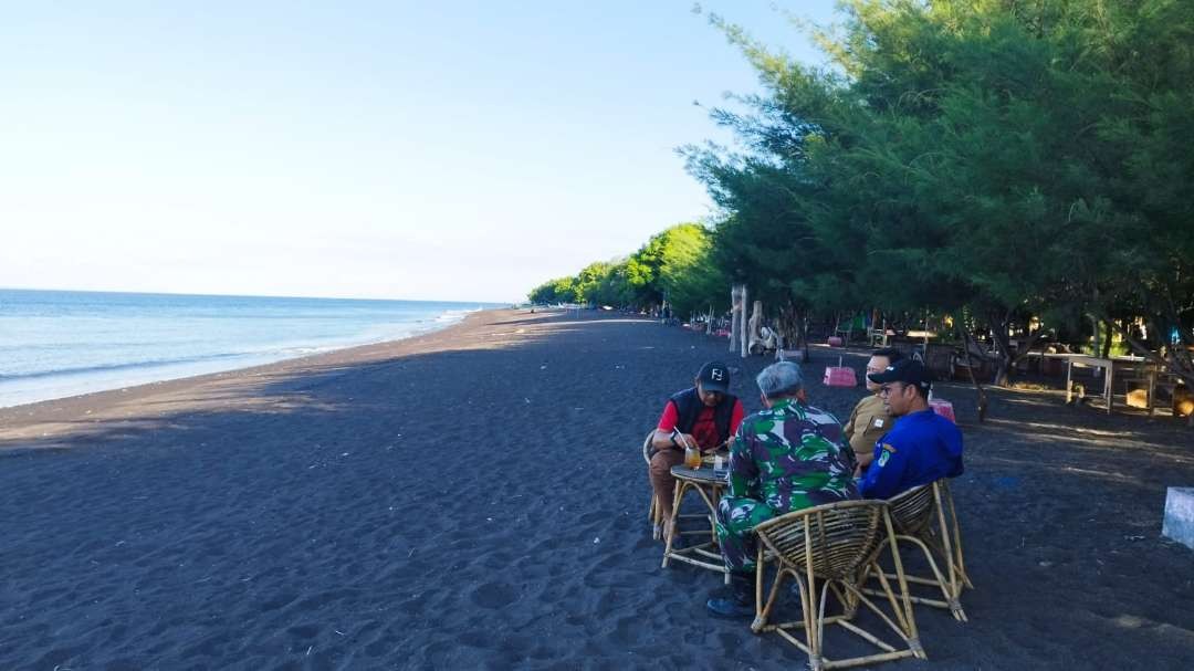 Pantai Pulau Santen tampak bersih dan asri, cocok untuk menghabiskan waktu bersama keluarga teman sejawat. (Foto: Muh Hujaini/Ngopibareng.id)