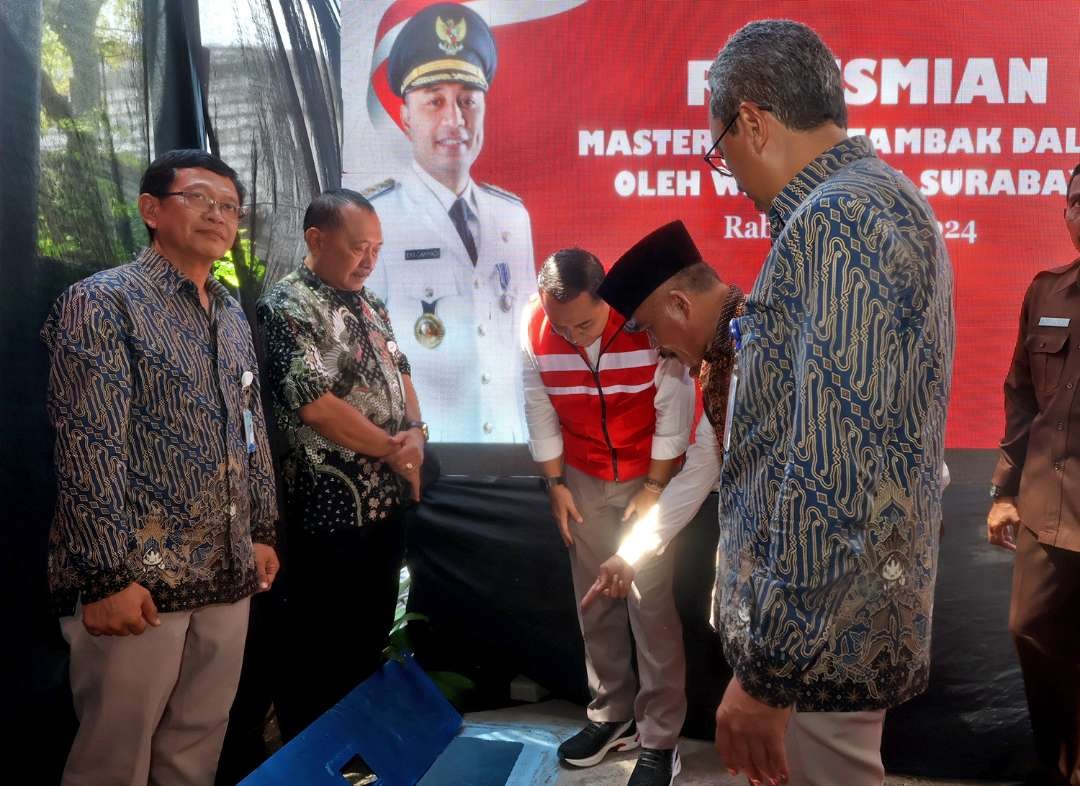 Walikota Eri Cahyadi (rompi merah) saat meninjau master meter PDAM di kawasan Jalan Tambak Dalam, Surabaya. (Foto: Humas Pemkot Surabaya)