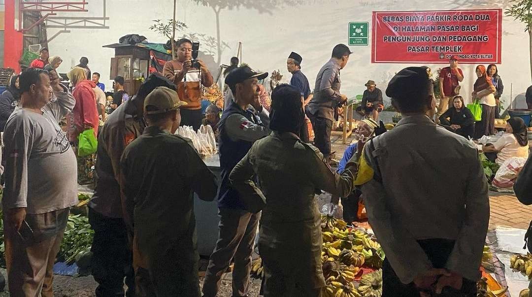 Para pedagang pasar tumpah Templek, Kota Blitar, dipindahkan dari Jalan Anggrek ke Kaca Piring. (Foto: Istimewa)