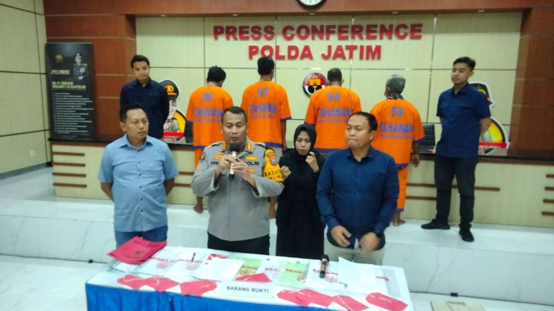 Kabid Humas Polda Jatim, Kombes Pol Dirmanto bersama penyidik mengungkap kasus korupsi dana BKK. (Foto: Fariz Yarbo/Ngopibareng.id)