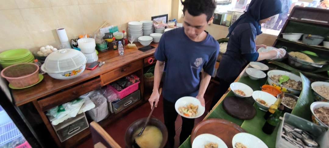 Soto ayam Podjok menjadi salah satu kuliner legenda Kota Kediri yang dikenal luas oleh masyarakat dan sudah aja sejak tahun 1926 dan tetap eksis hingga sekarang (Foto: Fendi Lesmana/ngopibareng.id)