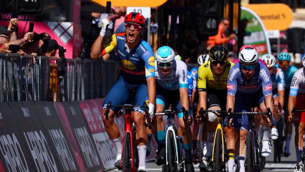 Jonathan MIlan (Trek-Lidl) berhasil menjadi juara satu di Giro d'Italia etape 4. (Foto: Istimewa)