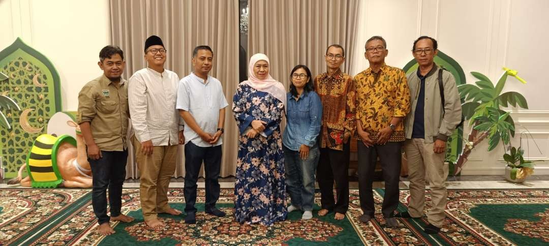 Gubernur Jawa Timur periode 2018-2024, Khofifah Indar Parawansa bersama tim Ngopibareng.id di rumahnya. (Foto: Ngopibareng.id)