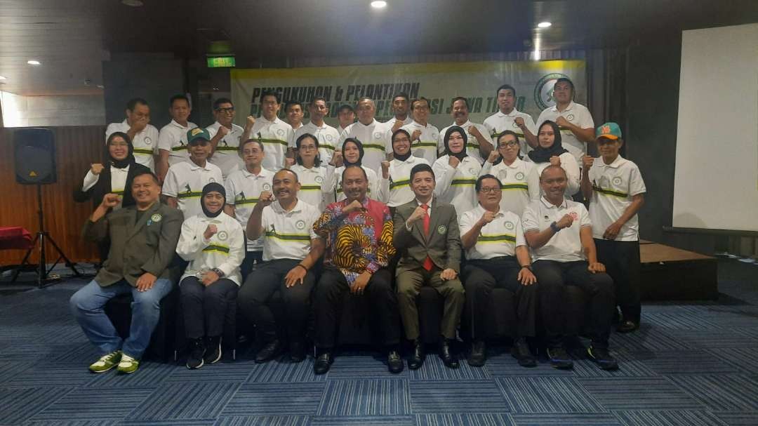 Pengurus Pengprov Perbasasi Jatim yang baru dilantik pada Kamis, 9 Mei 2024 di Hotel Southern, Jemursari Surabaya. (Foto: Pengprov Perbasasi)