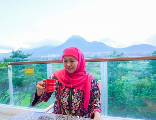 Khofifah Indar Parawansa dengan latar belakang pemandangan Gunung Panderman di Kota Batu. (Foto: dok. Instagram Khofifah)