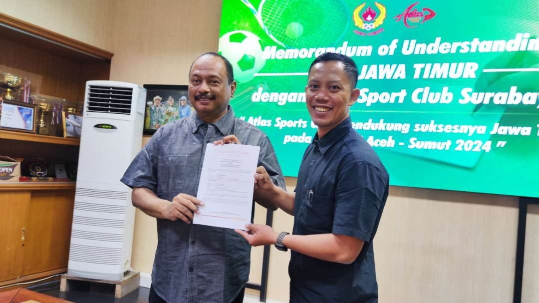 Ketua KONI Jatim, M Nabil (kiri) bersama Gym Manager Atlas Sport Club, Abdul Rohman saat penandatanganan MoU di Gedung KONI Jatim, Surabaya, Rabu 8 Mei 2024. (Foto: Fariz Yarbo/Ngopibareng.id)