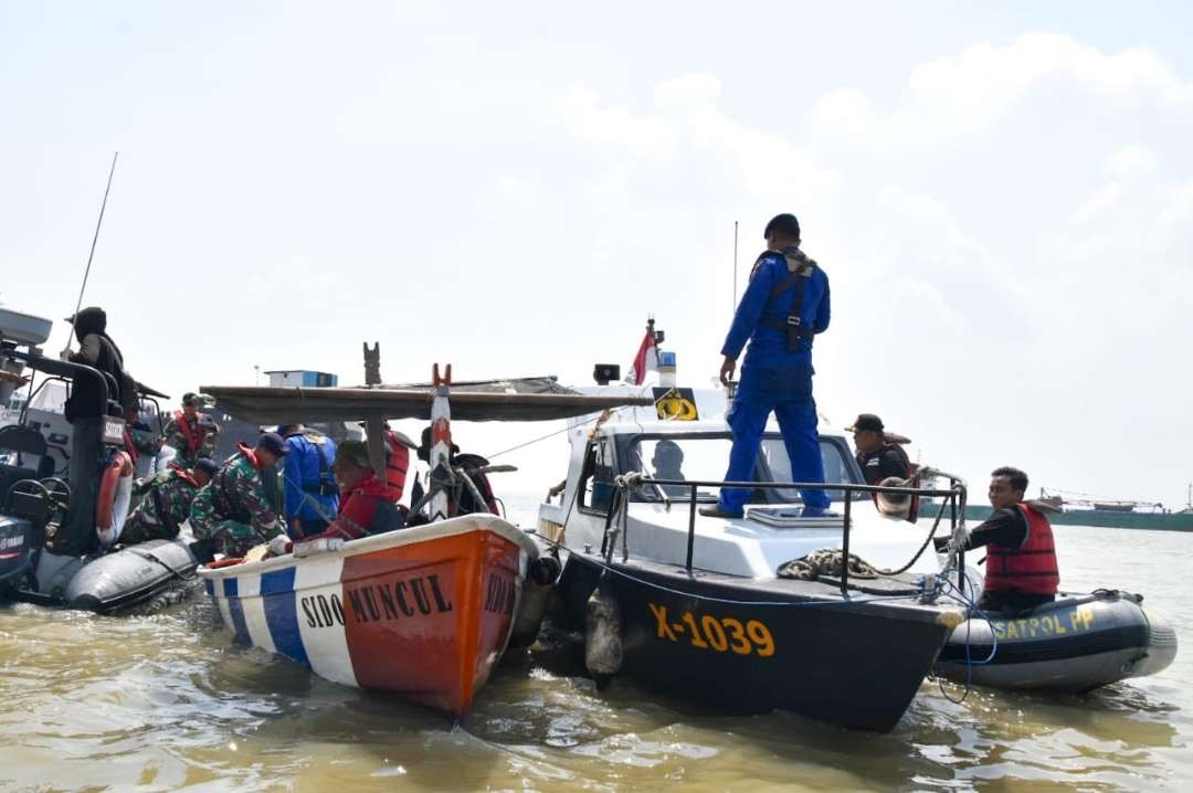Patroli laut dilakukan petugas gabungan Satpol PP dan DKPP Surabaya, bersama Dinas Kelautan dan Perikanan Jawa Timur, Lantamal V Surabaya, dan Kepolisian Perairan dan Udara (Polairud) di perairan Teluk Lamong. (Foto: Humas Pemkot Surabaya)