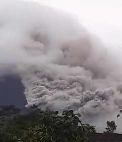 Gunung Semeru erupsi selama tujuh hari ini. Warga Sekitar lereng gunung diminta untuk pakai kacamata dan masker karena terjadi hujan abu pada Kamis 9 Mei 2024. (Foto: dok. semerusiaga)