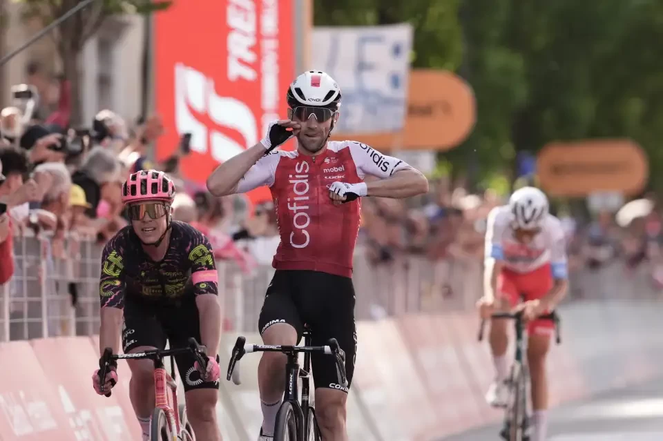 Benjamin Thomas (Cofidis) berhasil meraih juara satu Giro d'Italia etape 5. (Foto: Istimewa)