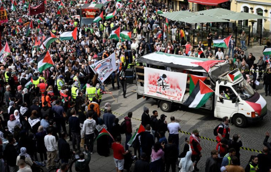 Ribuan pengunjuk rasa turun ke jalan di Malmo, Swedia, menuntut Eurovision mencoret keikutsertaan penyanyi asal Israel, lantaran aksi genosida di Gaza. (Foto: Twitter)