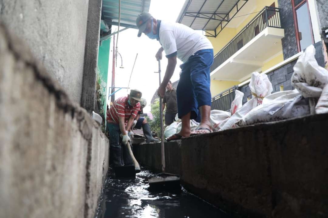 Pembersihan saluran di Kelurahan Kanigoro, Kota Madiun, (Foto: dok. madiuntoday)