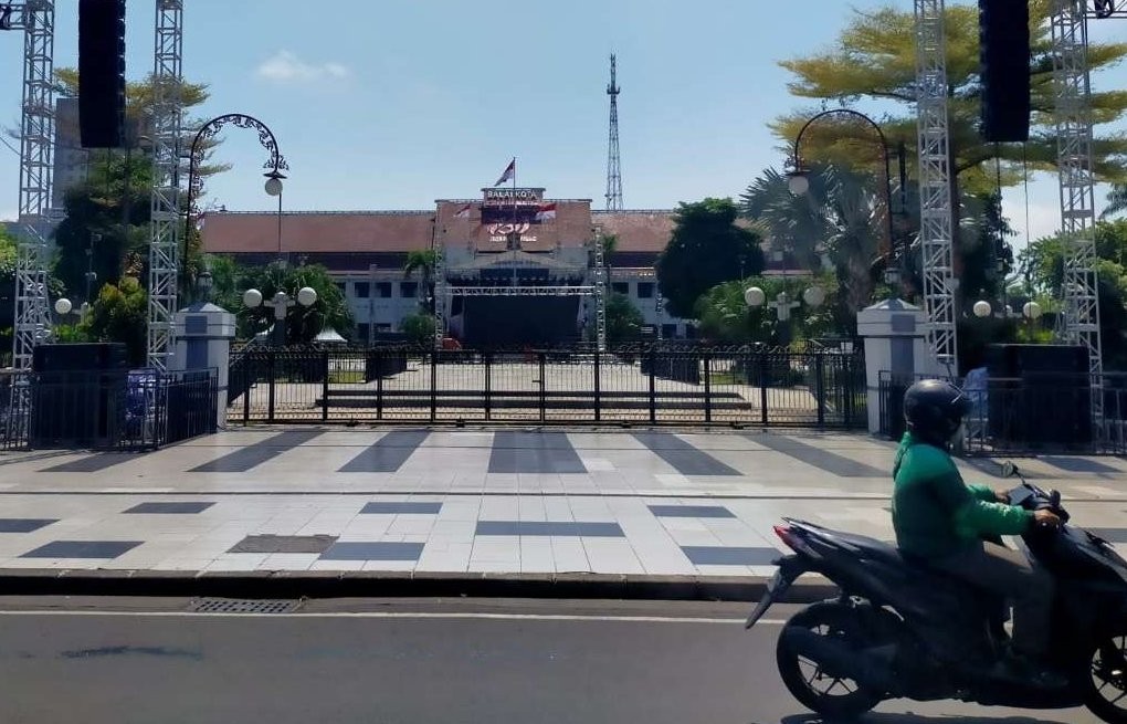 Persiapan di sekitar Balai Kota Surabaya, jelang pengajian bersama Gus Iqdam, menyambut Hari Jadi Kota Surabaya ke-731. (Foto: Julianus Palermo/Ngopibareng.id)