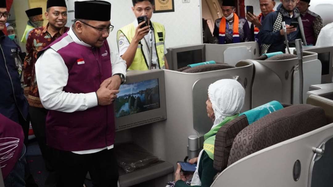Menteri Agama Yaqut Cholil Qoumas memberangkatkan calon jemaah haji Indonesia kloter 1 Embarkasi Pindok Gede Jakarta. (Foto: Kemenag)
